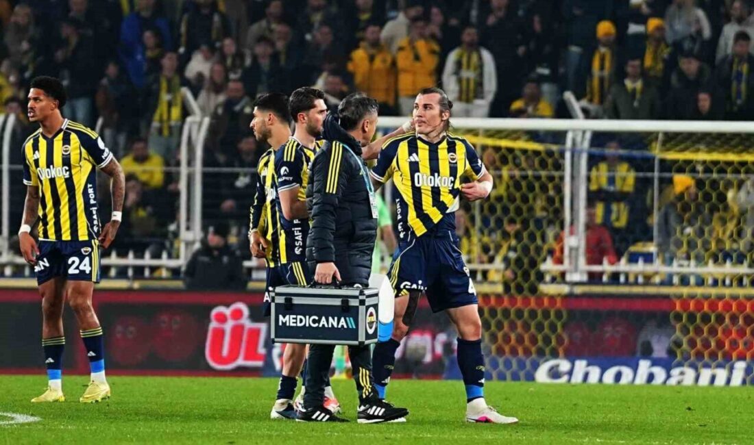 Fenerbahçe, Kasımpaşa maçına başladığı stoper hattındaki iki futbolcu da sakatlık
