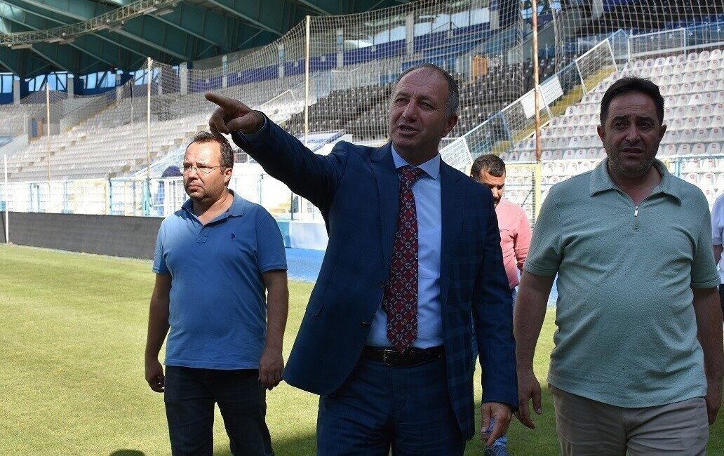 Erzurum Gençlik ve Spor İl Müdürü Levent Çakmur, hibrit çime