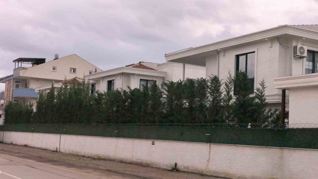 Bursa’nın İnegöl ilçesinde villanın ikinci katında cam silerken dengesini kaybeden