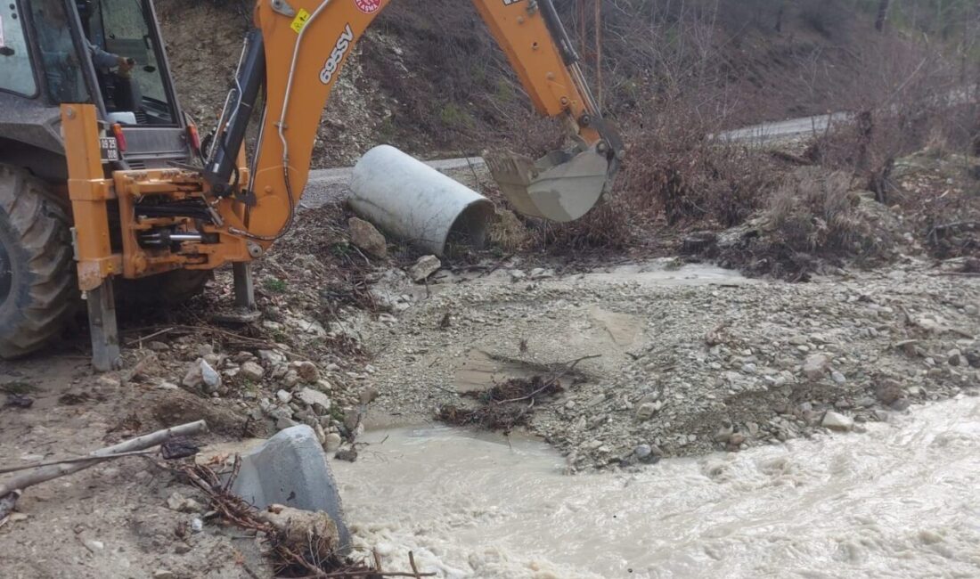 Denizli’nin Çameli ilçesinde etkili olan yoğun yağış sonrası mahallelerde meydana