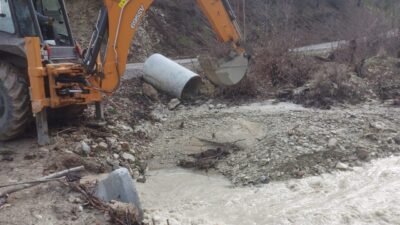 Denizli’nin Çameli ilçesinde etkili olan yoğun yağış sonrası mahallelerde meydana