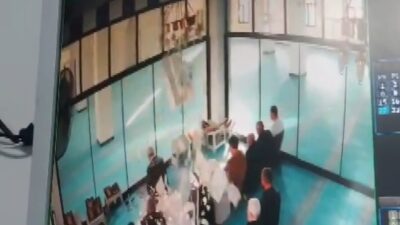 Şanlıurfa’da bir caminin tavan alçısının cemaatin üzerine düştüğü anlar güvenlik