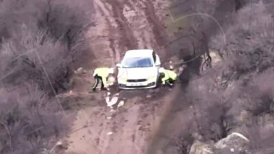 Afyonkarahisar’da otomobiliyle girdiği yolda çamura saplanarak ilerleyemeyen sürücünün yardımına polis