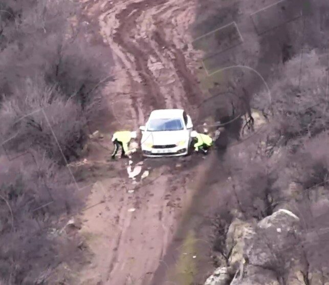 Afyonkarahisar’da otomobiliyle girdiği yolda çamura saplanarak ilerleyemeyen sürücünün yardımına polis