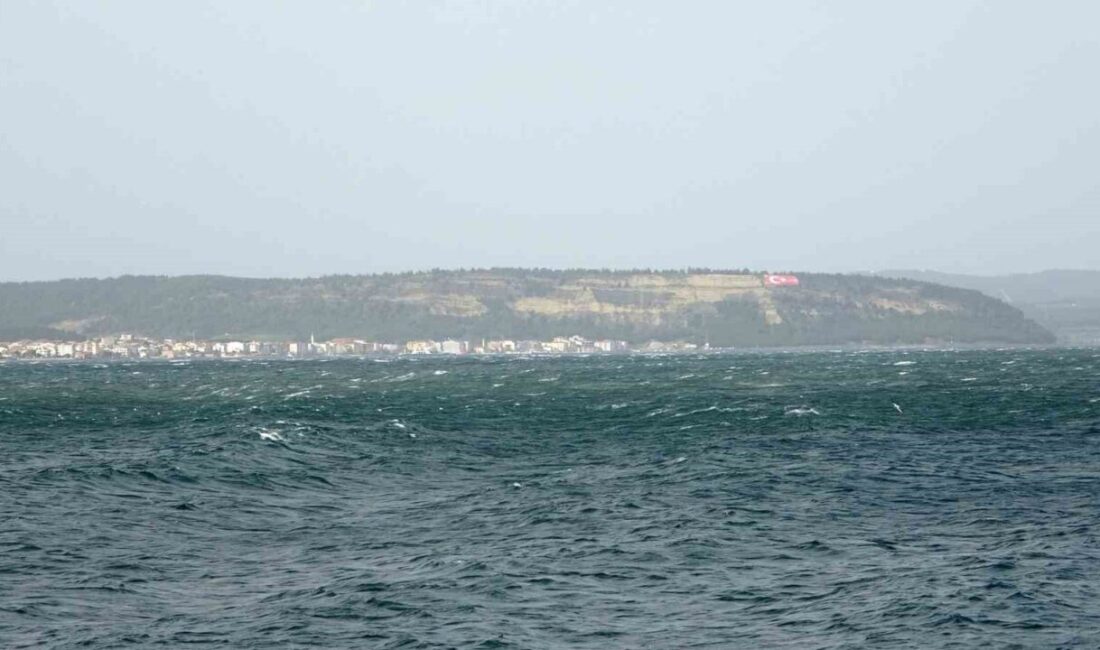 Çanakkale Boğazı, fırtına nedeniyle trafiğe kapatıldı. Meteoroloji’den Çanakkale için yapılan