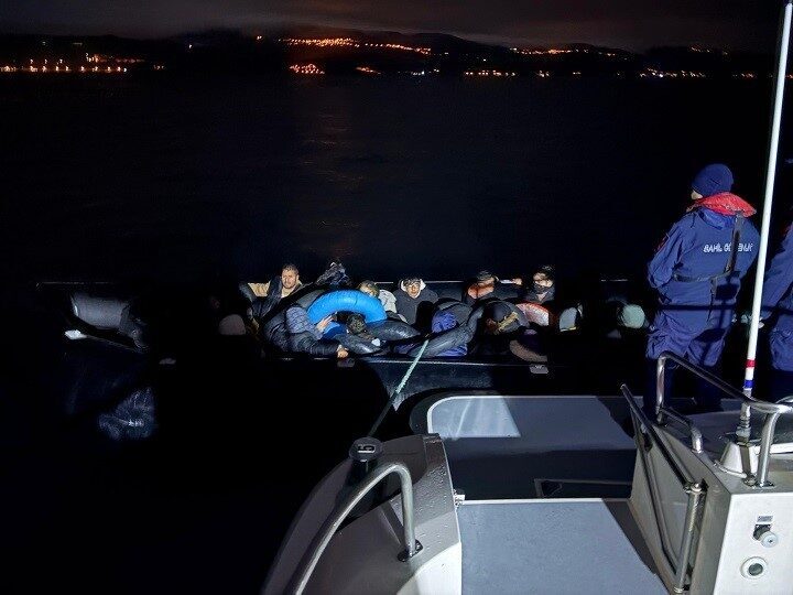 Çanakkale’nin Ayvacık ilçesi açıklarında Sahil Güvenlik Komutanlığı ekiplerince lastik bot