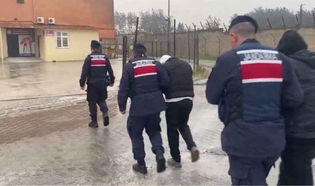 Çanakkale’de düzenlenen operasyonda 90 kaçak göçmen yakalandı, 3 organizatör tutuklandı.