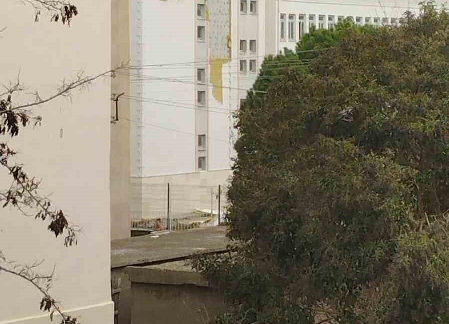 Çanakkale’de etkili olan fırtına ağaçları devirdi, bir balkonun duvarı yıkıldı.