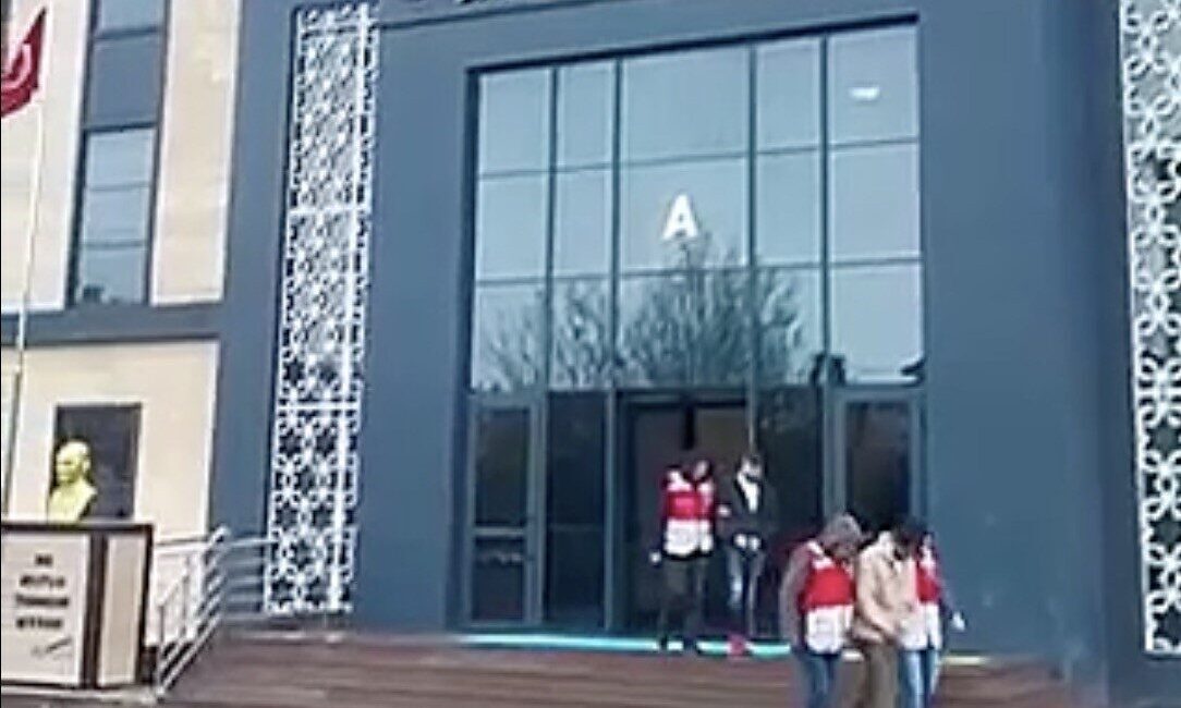 Çanakkale’de Emniyet ekiplerince gerçekleştirilen huzur uygulamalarında 17 kaçak göçmen yakalandı.