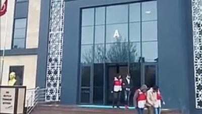 Çanakkale’de Emniyet ekiplerince gerçekleştirilen huzur uygulamalarında 17 kaçak göçmen yakalandı.