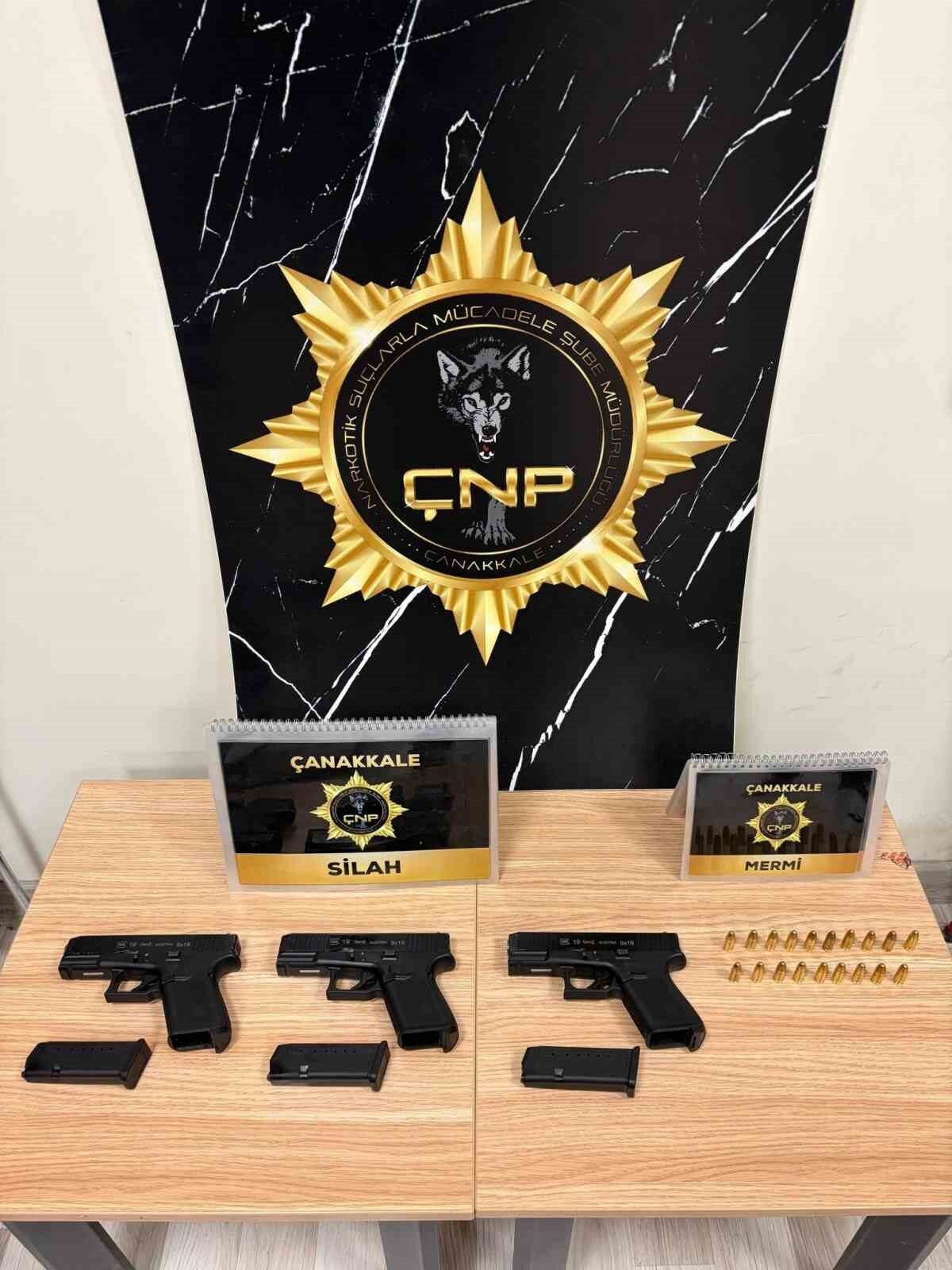 Çanakkale’de emniyet ekiplerince gerçekleştirilen huzur uygulamalarında farklı suçlardan aranması bulunan