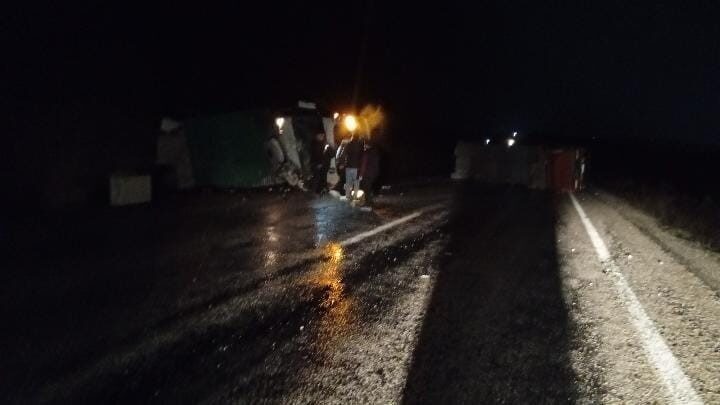 Çanakkale’nin Bayramiç ilçesinde itfaiye aracı, yardım için gittiği devrilen tıra