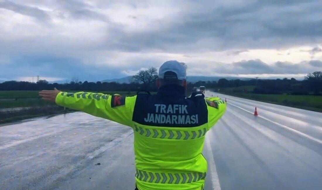 Çanakkale’de jandarma ekipleri yolcu taşıyan araç sürücüleri ve yolculara yönelik