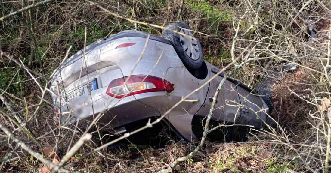 Çanakkale’nin Çan ilçesinde kontrolden çıkan otomobil dereye uçtu, 2 kişi