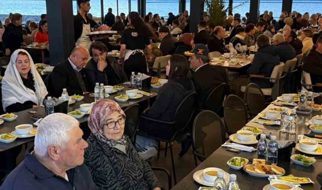 Çanakkale’nin Lapseki ilçesinde düzenlenen iftar programında şehit aileleri ve gaziler
