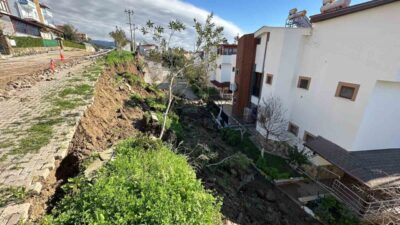 Çanakkale’nin Ayvacık ilçesinde şiddetli yağışlar sebebiyle bir sitenin istinat duvarı