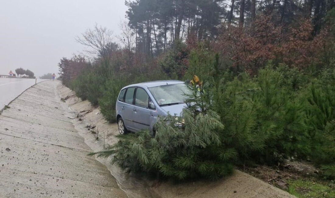 Çanakkale’nin Ayvacık ilçesinde seyir halinde iken yoldan çıkan otomobil yol