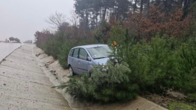 Çanakkale’nin Ayvacık ilçesinde seyir halinde iken yoldan çıkan otomobil yol