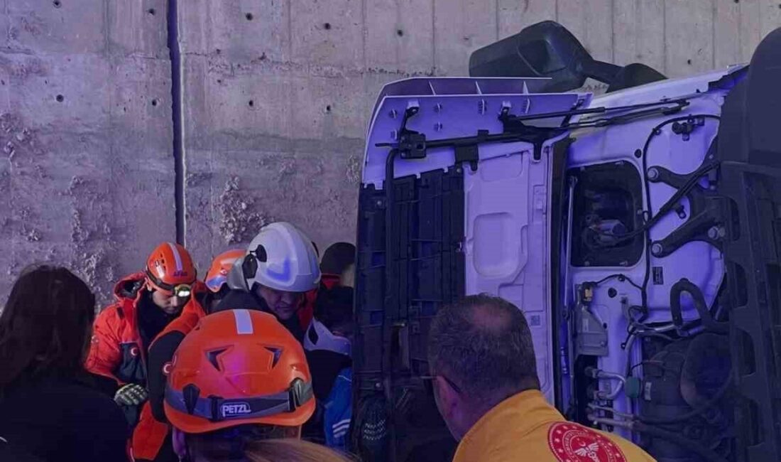 Çankırı’da tırın devrilmesi sonucu meydana gelen kazada 4 kişi yaralandı.