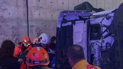 Çankırı’da tırın devrilmesi sonucu meydana gelen kazada 4 kişi yaralandı.