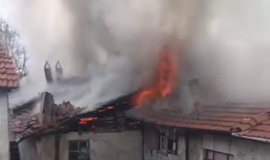 Çankırı’da bir evin çatısında çıkan yangın, itfaiye ekiplerinin müdahalesiyle söndürüldü.