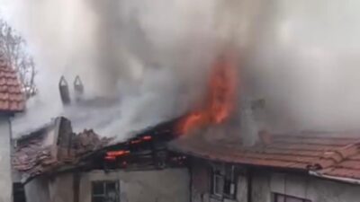 Çankırı’da bir evin çatısında çıkan yangın, itfaiye ekiplerinin müdahalesiyle söndürüldü.