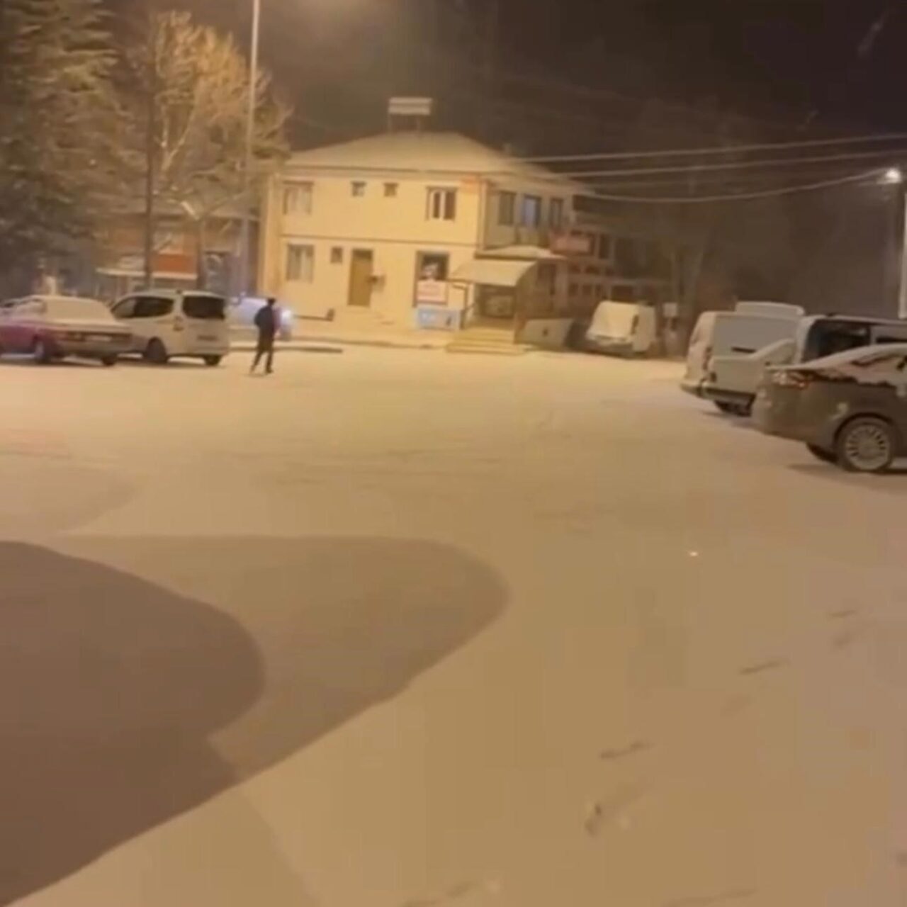 Çankırı’nın Yapraklı ilçesinde hava sıcaklığının sıfır derecenin altına düşmesiyle kar