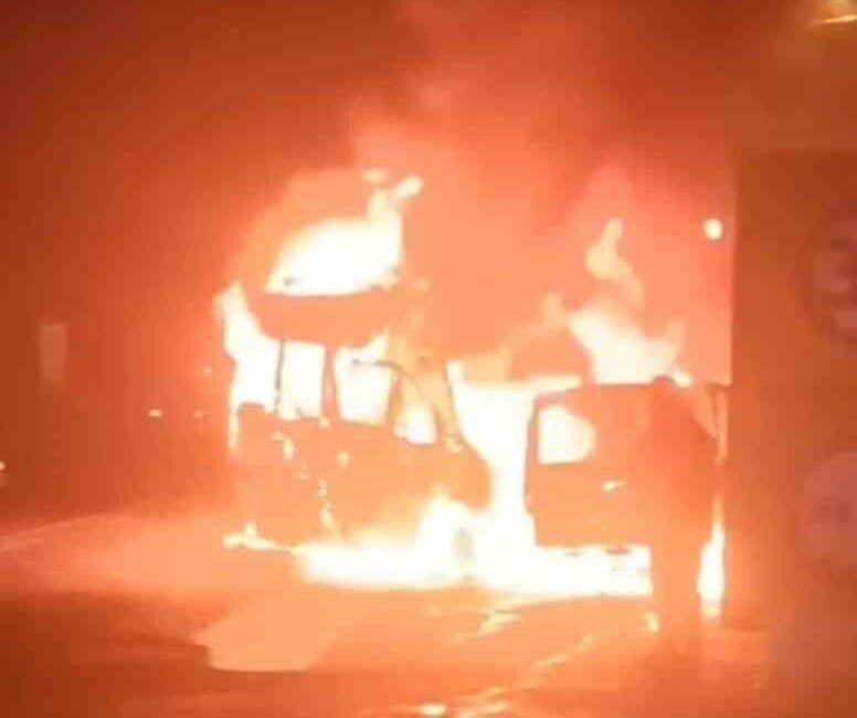 Şanlıurfa’nın Birecik ilçesinde işçi servisi ile hafif ticari araç çarpıştı.