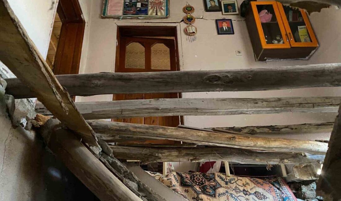 Van’ın Çatak ilçesinde 2 katlı evin toprak damı çöktü. Olay