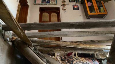 Van’ın Çatak ilçesinde 2 katlı evin toprak damı çöktü. Olay