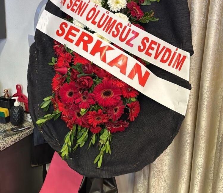 İstanbul Çatalca’da otobüs durağında beklediği sırada eşi tarafından başından vurularak