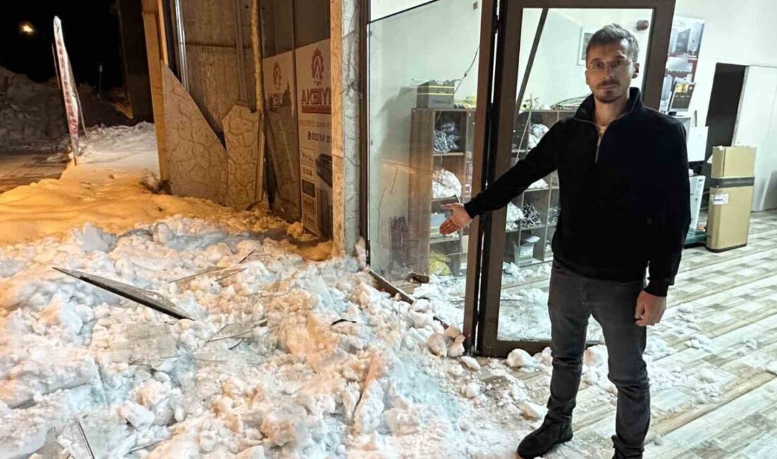Hakkari’nin Yüksekova ilçesindeki bir binanın çatısından düşen tonlarca ağırlıktaki kar
