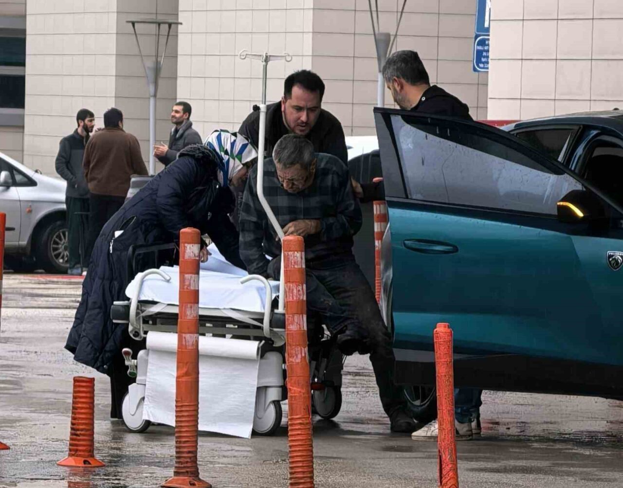 Bursa’nın İnegöl ilçesinde evinin çatısından düşen adam ağır yaralandı. Olay