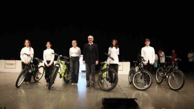 Çayırova’da belediye bünyesindeki bilgi evlerinde eğitim gören 8. sınıf öğrencileri