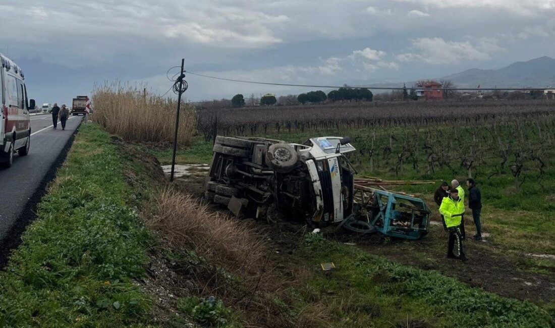 Manisa’nın Salihli ilçesinde çekiciye bağlı kamyonun savrularak yol kenarındaki şarampole
