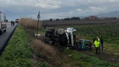 Manisa’nın Salihli ilçesinde çekiciye bağlı kamyonun savrularak yol kenarındaki şarampole
