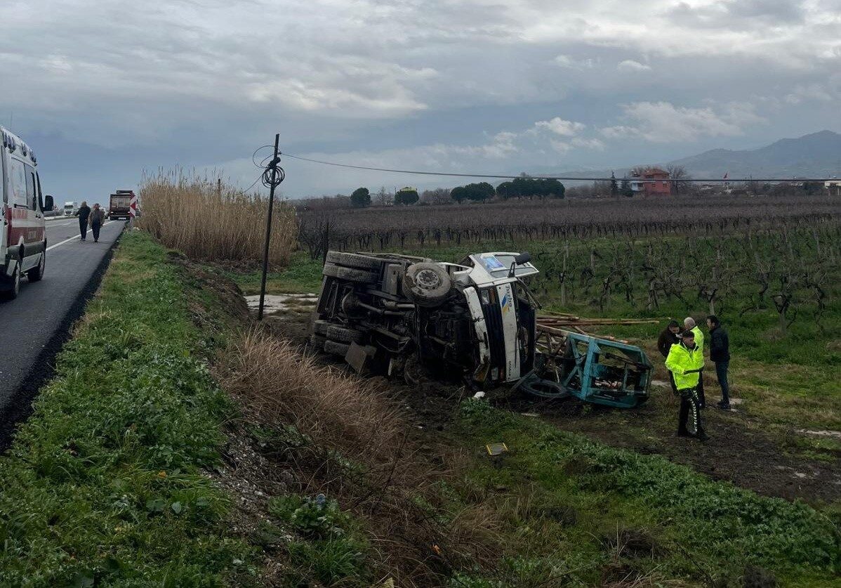 Manisa’nın Salihli ilçesinde çekiciye bağlı kamyonun savrularak yol kenarındaki şarampole