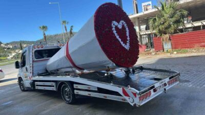 Antalya’nın Gazipaşa ilçesinde 14 Şubat Sevgililer Günü dolayısıyla çekicinin vincini