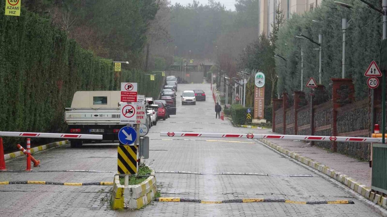 İstanbul’un Çekmeköy ilçesinde bakımı yapılan asansörün düşmesiyle kabin boşluğuna sıkışan