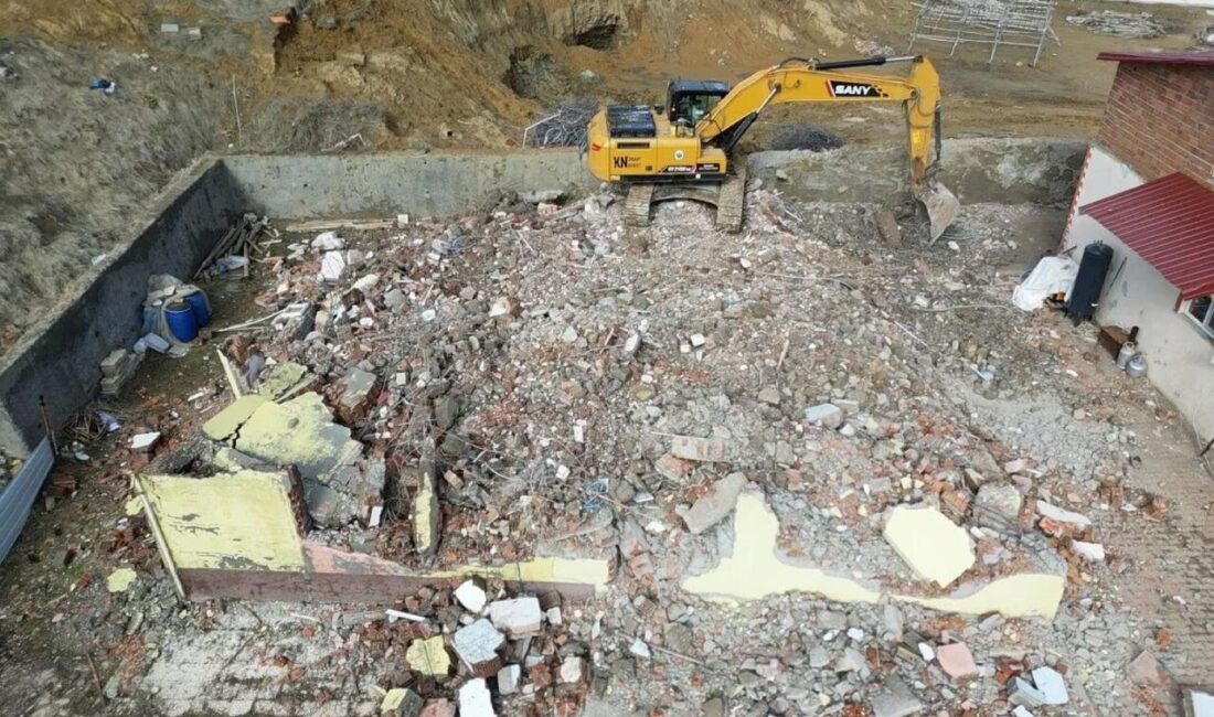 Kahramanmaraş merkezli 6 Şubat depremlerinde hasar gören Adıyaman’ın Çelikhan ilçesinde,