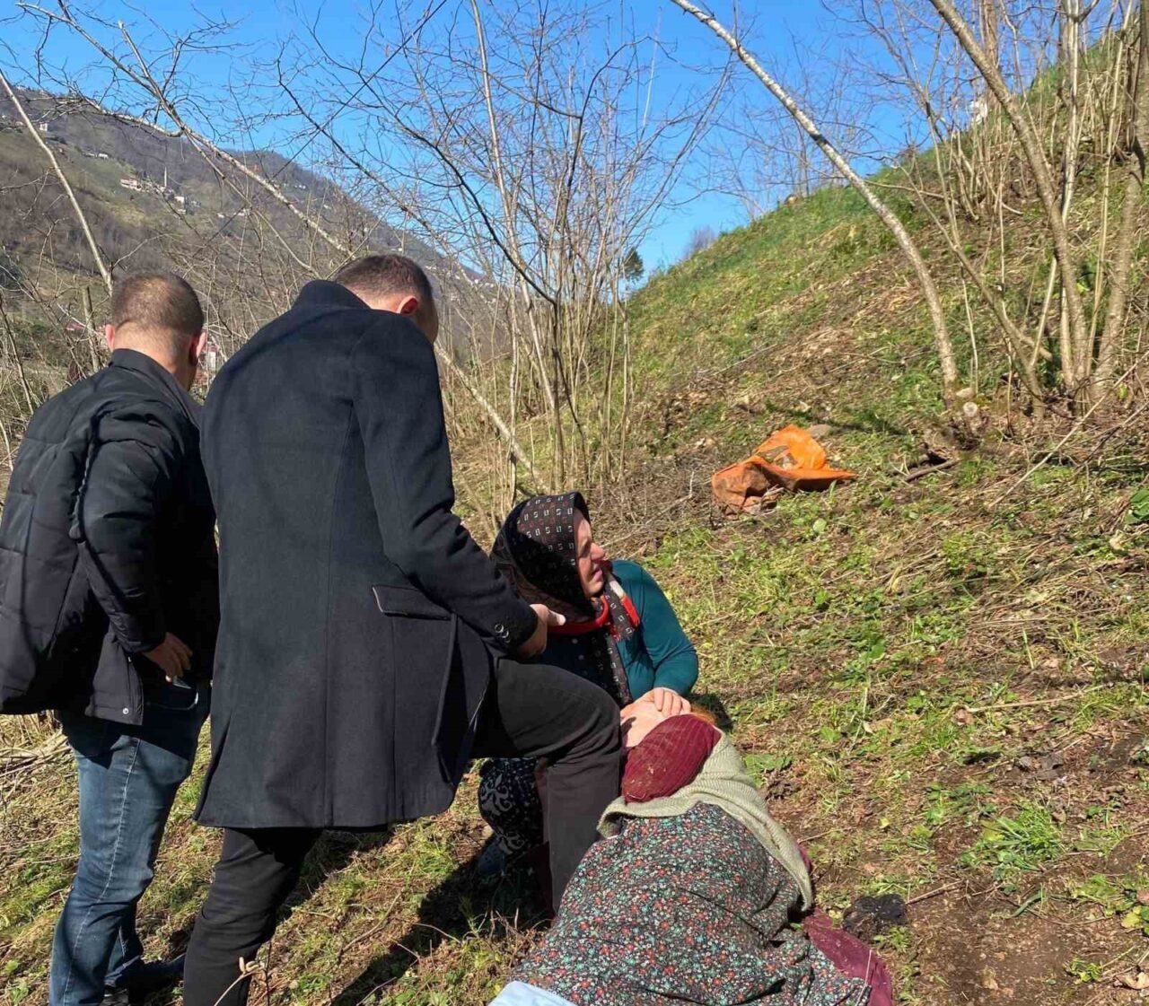 Trabzon’un Vakfıkebir ilçesinde cenazeye katılmak üzere yola çıkan vatandaşların dikkati,