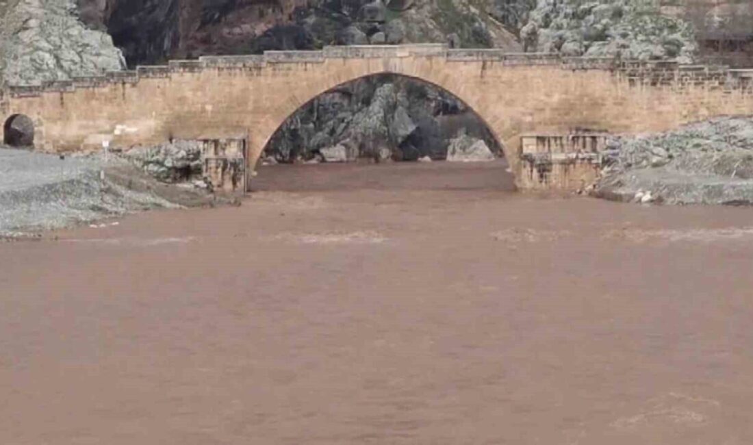 Adıyaman’da etkili olan sağanak yağışların ardından, Tarihi Cendere Köprüsü altından