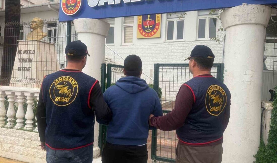 İzmir’in Çeşme ilçesinde, hakkında “birden fazla kişi tarafından birlikte yağma”