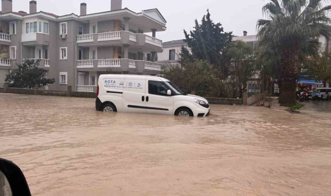İzmir’in Çeşme ilçesinde öğle saatlerinde etkili olan sağanak yağış nedeniyle