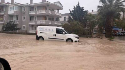 İzmir’in Çeşme ilçesinde öğle saatlerinde etkili olan sağanak yağış nedeniyle