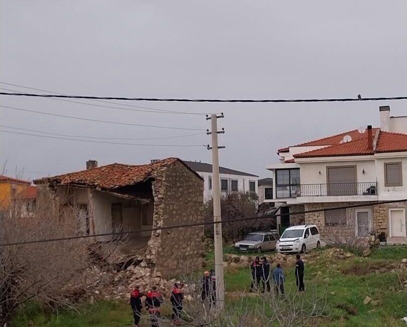 İzmir’in Çeşme ilçesinde etkili olan sağanak yağış ve fırtına hayatı