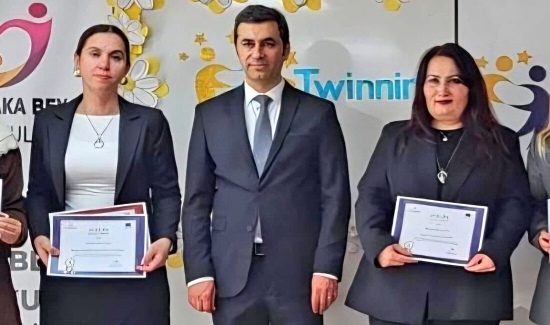 Çeşme Namık Kemal İlkokulu öğretmenleri Reyhan Yurtseven ile Seher Selvi