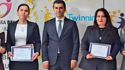 Çeşme Namık Kemal İlkokulu öğretmenleri Reyhan Yurtseven ile Seher Selvi