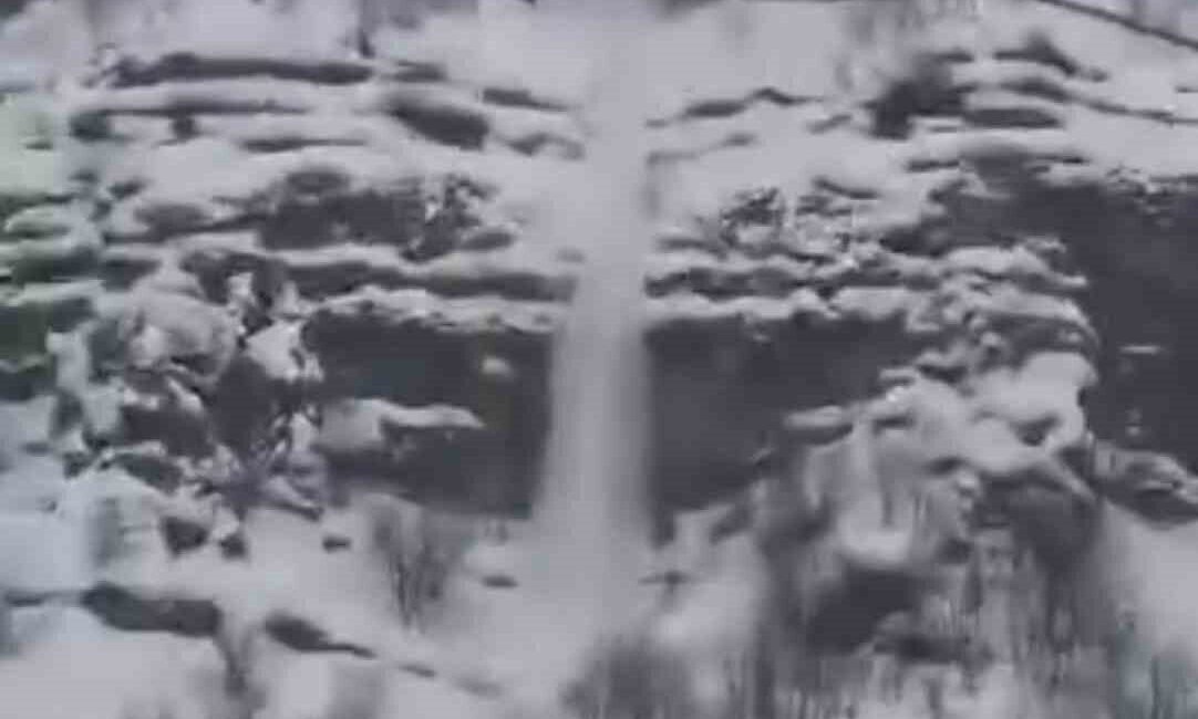 Şırnak’ta dağlarda biriken karın düşme anı cep telefonu kamerasına yansıdı.