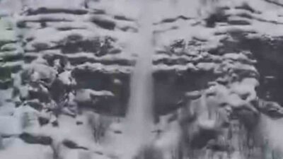 Şırnak’ta dağlarda biriken karın düşme anı cep telefonu kamerasına yansıdı.